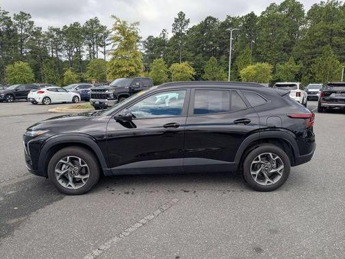 Mosaic Black Metallic 2025 Chevrolet Trax LT