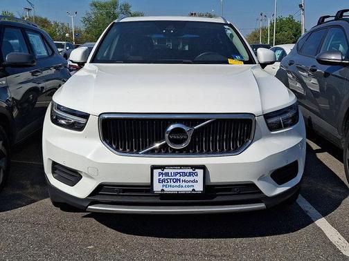 Ice White 614 2020 Volvo XC40 T5 Momentum