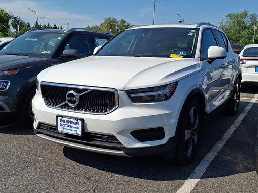 Ice White 614 2020 Volvo XC40 T5 Momentum