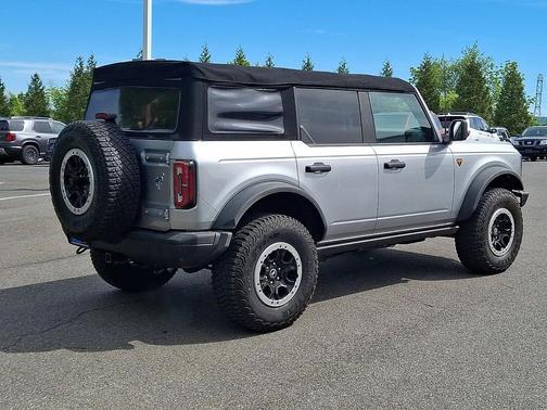 Iconic Silver Metallic 2022 Ford Bronco Badlands 4 Door Advanced 4x4