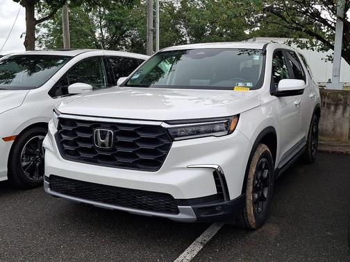 Platinum White Pearl   Wx 2024 Honda Pilot EX-L 8 Passenger AWD