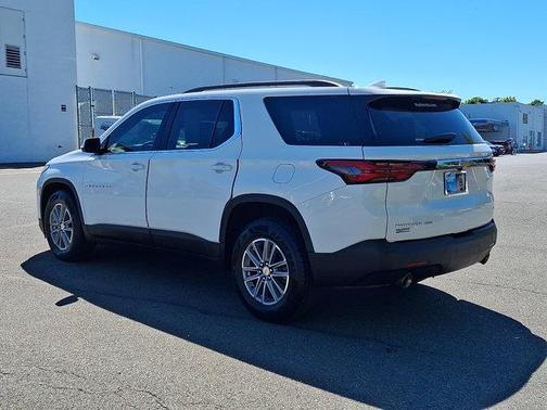 Summit White 2022 Chevrolet Traverse LT Cloth