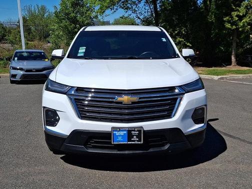 Summit White 2022 Chevrolet Traverse LT Cloth