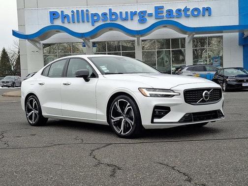 2024 Volvo S60 B5 AWD Core Dark Theme