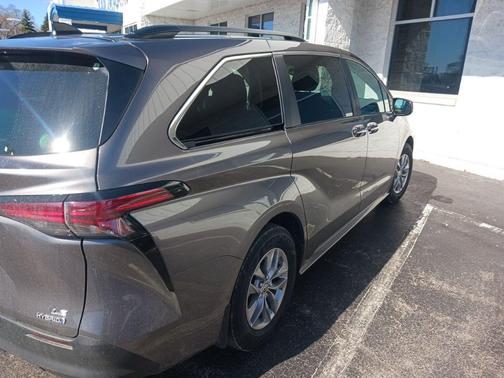 2022 Toyota Sienna LE