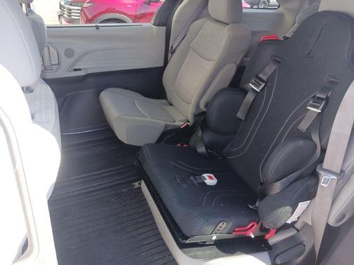 2022 Toyota Sienna LE