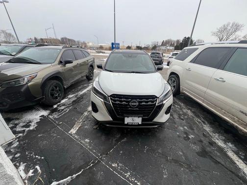 2023 Nissan Kicks SR