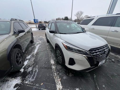 2023 Nissan Kicks SR