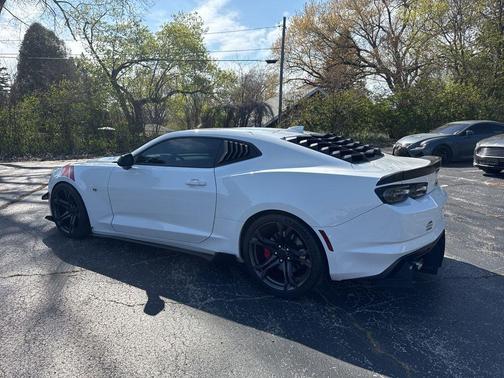 Summit White 2019 Chevrolet Camaro 1SS