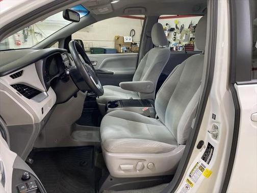 2017 Toyota Sienna LE