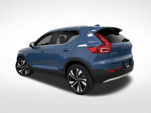 2023 Volvo XC40 B5 Plus Bright Theme