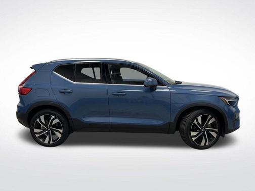 2023 Volvo XC40 B5 Plus Bright Theme
