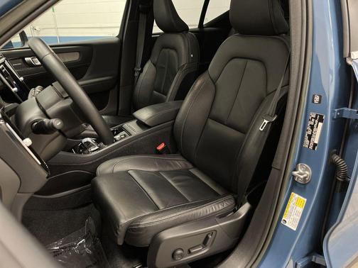 2023 Volvo XC40 B5 Plus Bright Theme