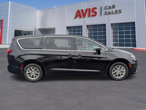 Diamond Black Crystal Pearlcoat 2025 Chrysler Pacifica L