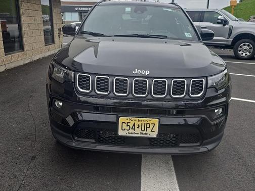 Diamond Black Crystal Pearlcoat 2025 Jeep Compass Latitude