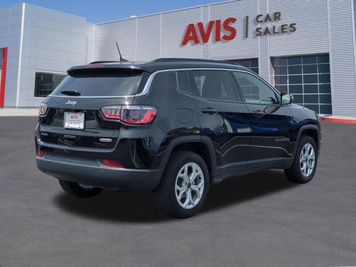 Diamond Black Crystal Pearlcoat 2025 Jeep Compass Latitude