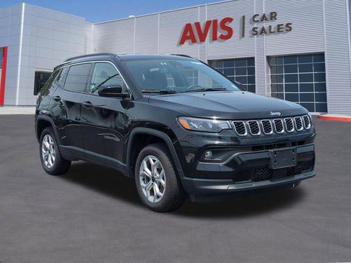 Diamond Black Crystal Pearlcoat 2025 Jeep Compass Latitude
