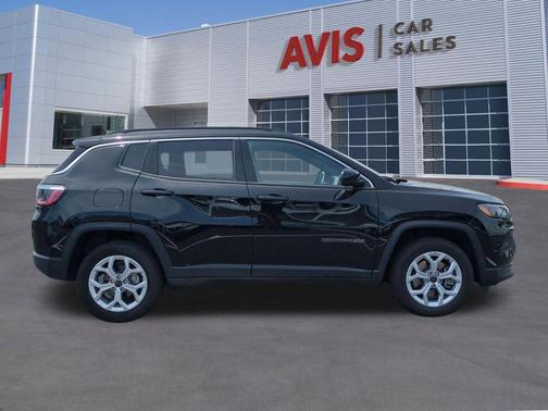 Diamond Black Crystal Pearlcoat 2025 Jeep Compass Latitude