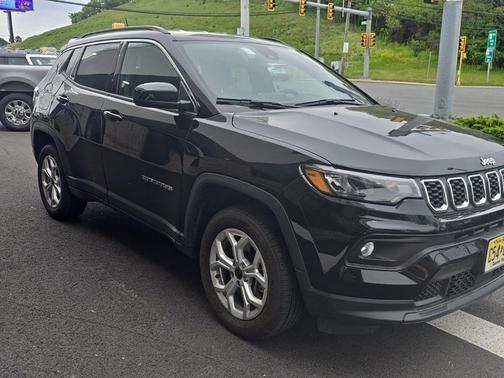 Diamond Black Crystal Pearlcoat 2025 Jeep Compass Latitude