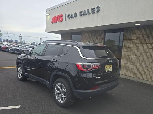 Diamond Black Crystal Pearlcoat 2025 Jeep Compass Latitude