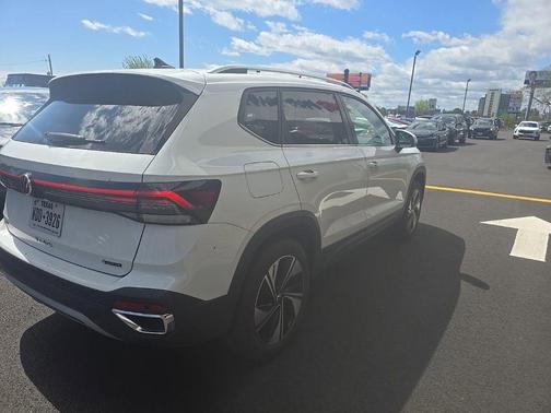 Pure White 2025 Volkswagen Taos 1.5T SE
