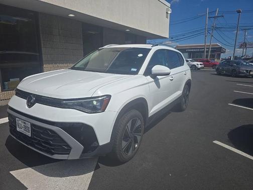 Pure White 2025 Volkswagen Taos 1.5T SE