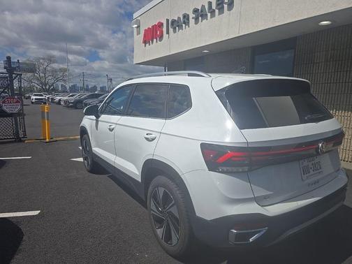 Pure White 2025 Volkswagen Taos 1.5T SE
