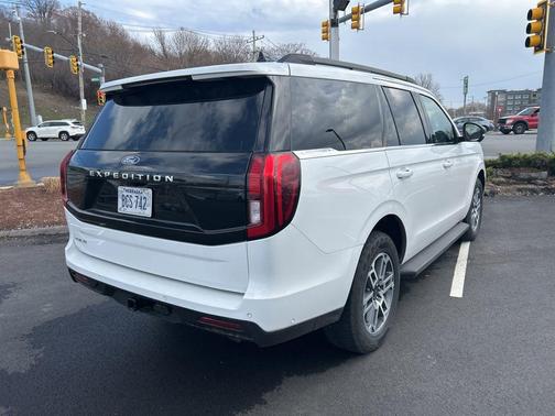Oxford White 2025 Ford Expedition Active