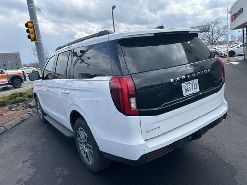 Oxford White 2025 Ford Expedition Active