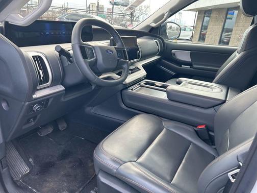 Oxford White 2025 Ford Expedition Active