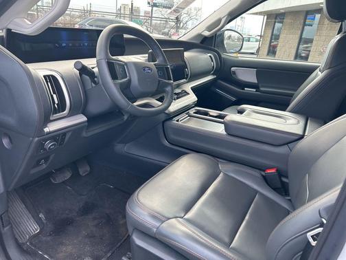 Oxford White 2025 Ford Expedition Active