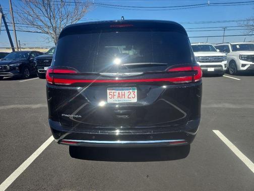 Diamond Black Crystal Pearlcoat 2025 Chrysler Pacifica L