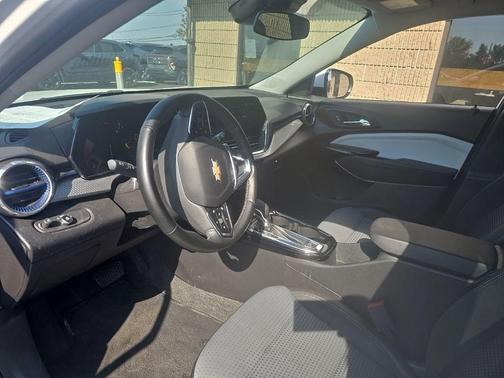 Summit White 2025 Chevrolet Trax LT