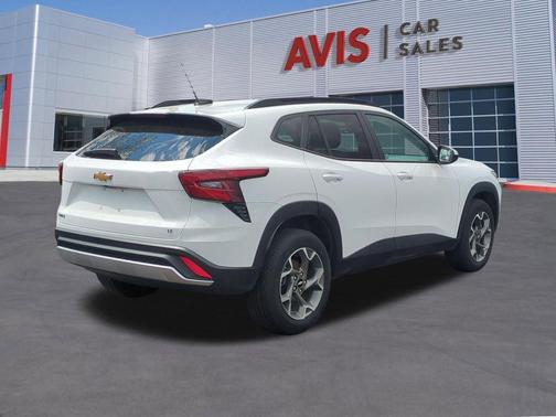 Summit White 2025 Chevrolet Trax LT