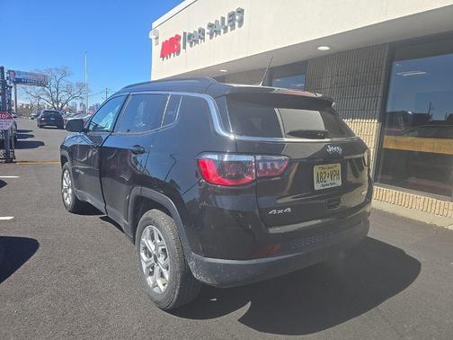 Diamond Black Crystal Pearlcoat 2025 Jeep Compass Latitude