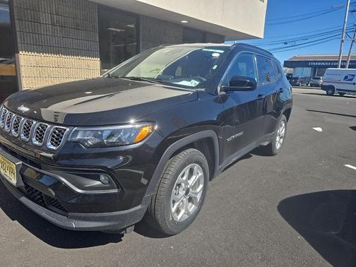 Diamond Black Crystal Pearlcoat 2025 Jeep Compass Latitude