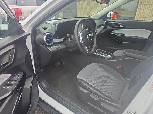 Summit White 2025 Chevrolet Trax LT