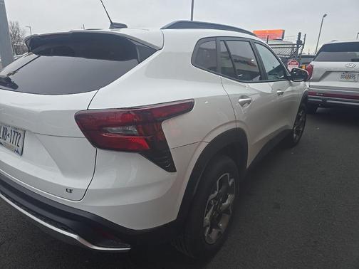 Summit White 2025 Chevrolet Trax LT