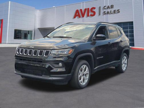 Diamond Black Crystal Pearlcoat 2025 Jeep Compass Latitude
