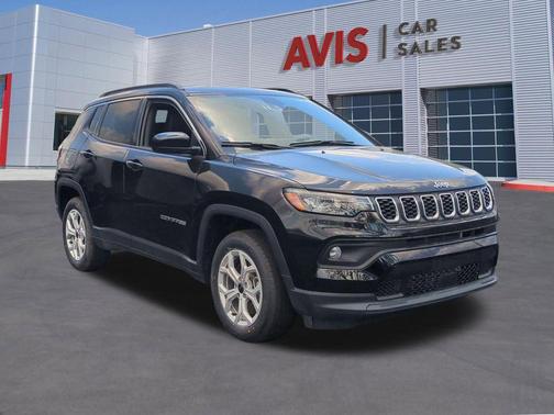 Diamond Black Crystal Pearlcoat 2025 Jeep Compass Latitude