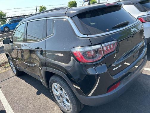 Diamond Black Crystal Pearlcoat 2025 Jeep Compass Latitude