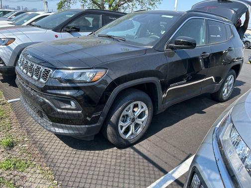 Diamond Black Crystal Pearlcoat 2025 Jeep Compass Latitude