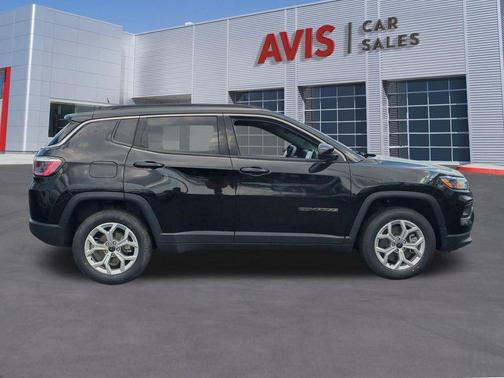 Diamond Black Crystal Pearlcoat 2025 Jeep Compass Latitude