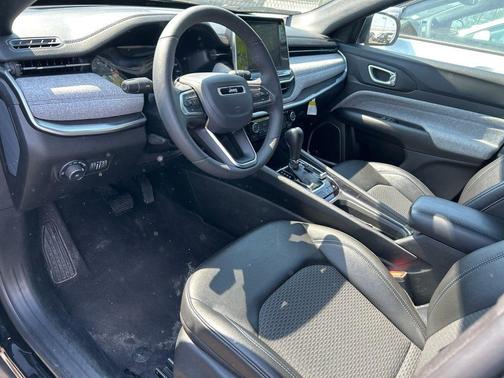 Diamond Black Crystal Pearlcoat 2025 Jeep Compass Latitude