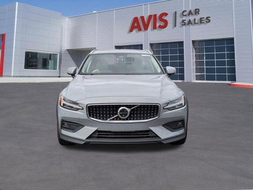 2025 Volvo V60 Cross Country Plus, B5 AWD Gas (mild hybrid)