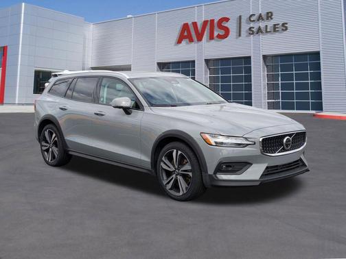 2025 Volvo V60 Cross Country Plus, B5 AWD Gas (mild hybrid)