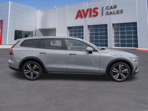 2025 Volvo V60 Cross Country Plus, B5 AWD Gas (mild hybrid)