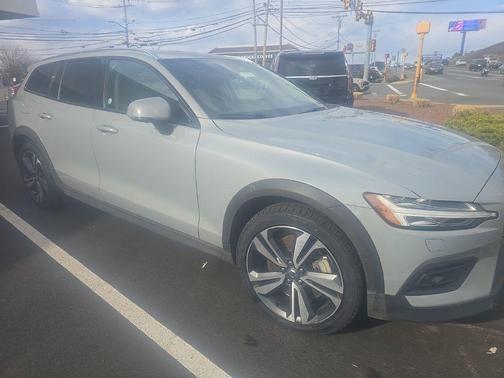 2025 Volvo V60 Cross Country Plus, B5 AWD Gas (mild hybrid)