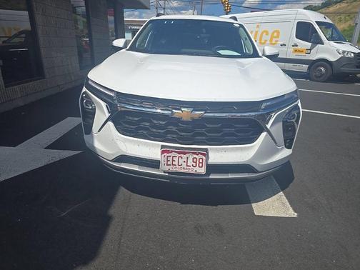 Summit White 2025 Chevrolet Trax LT
