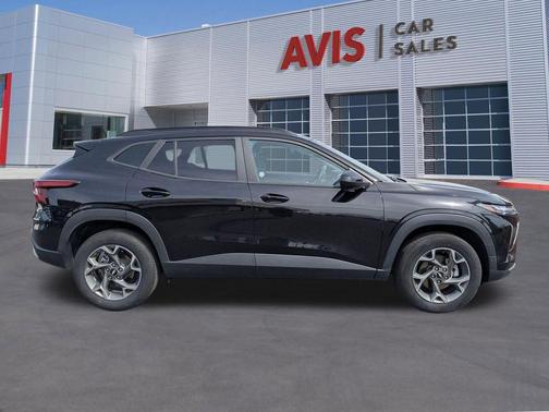 Mosaic Black Metallic 2025 Chevrolet Trax LT